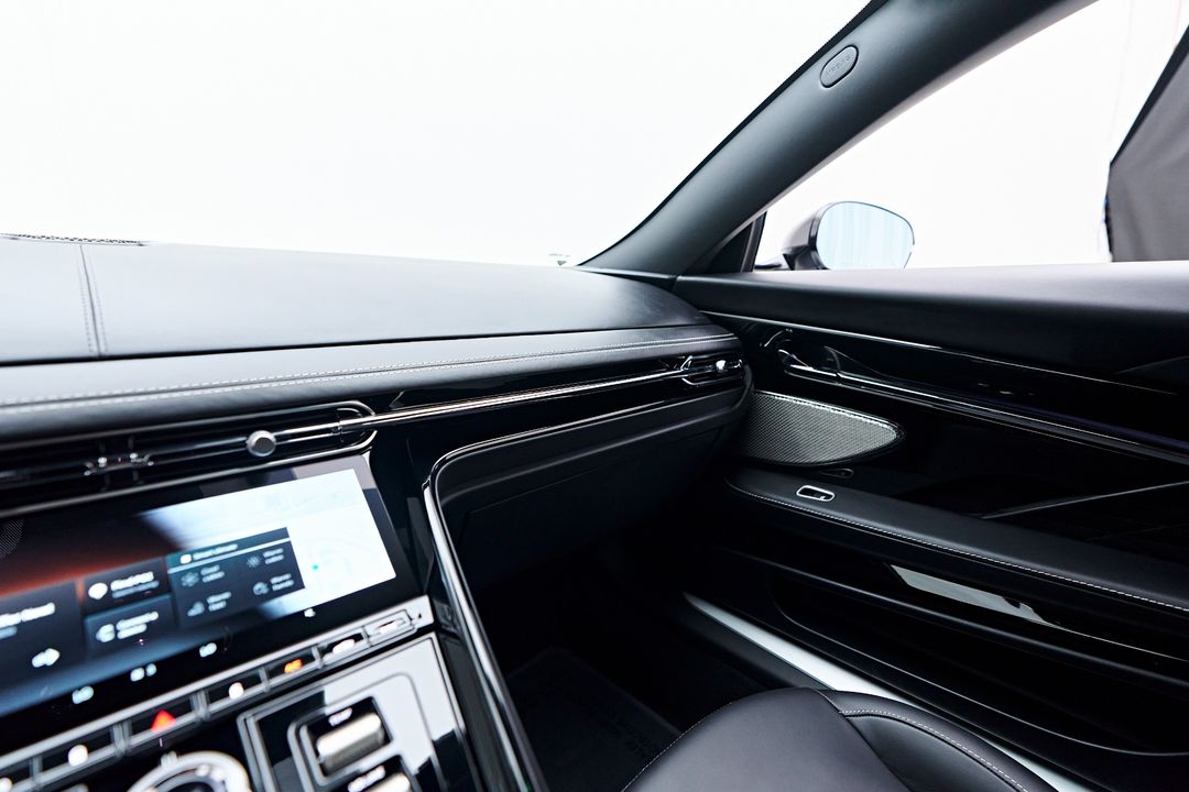 2024 Aston Martin DB12