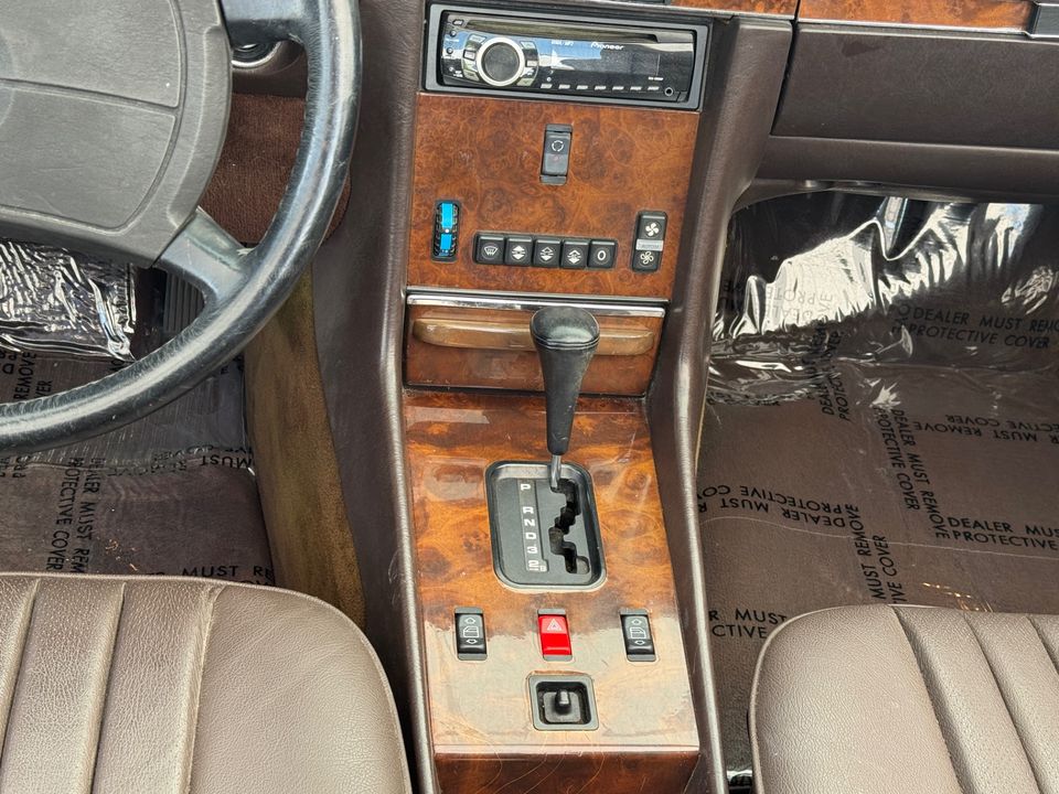 1987 Mercedes-Benz 560-Class