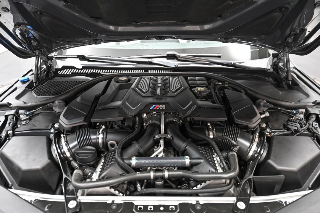 2022 BMW M8