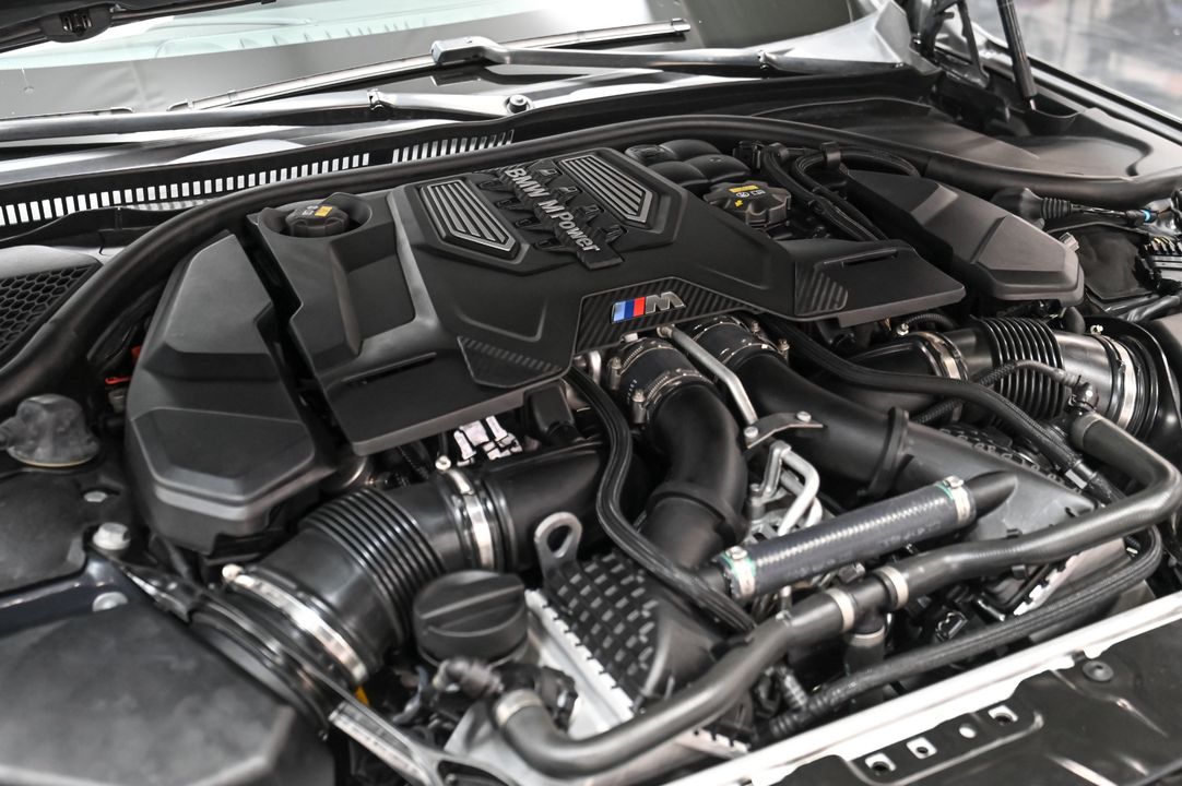 2022 BMW M8