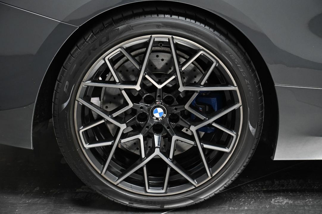 2022 BMW M8
