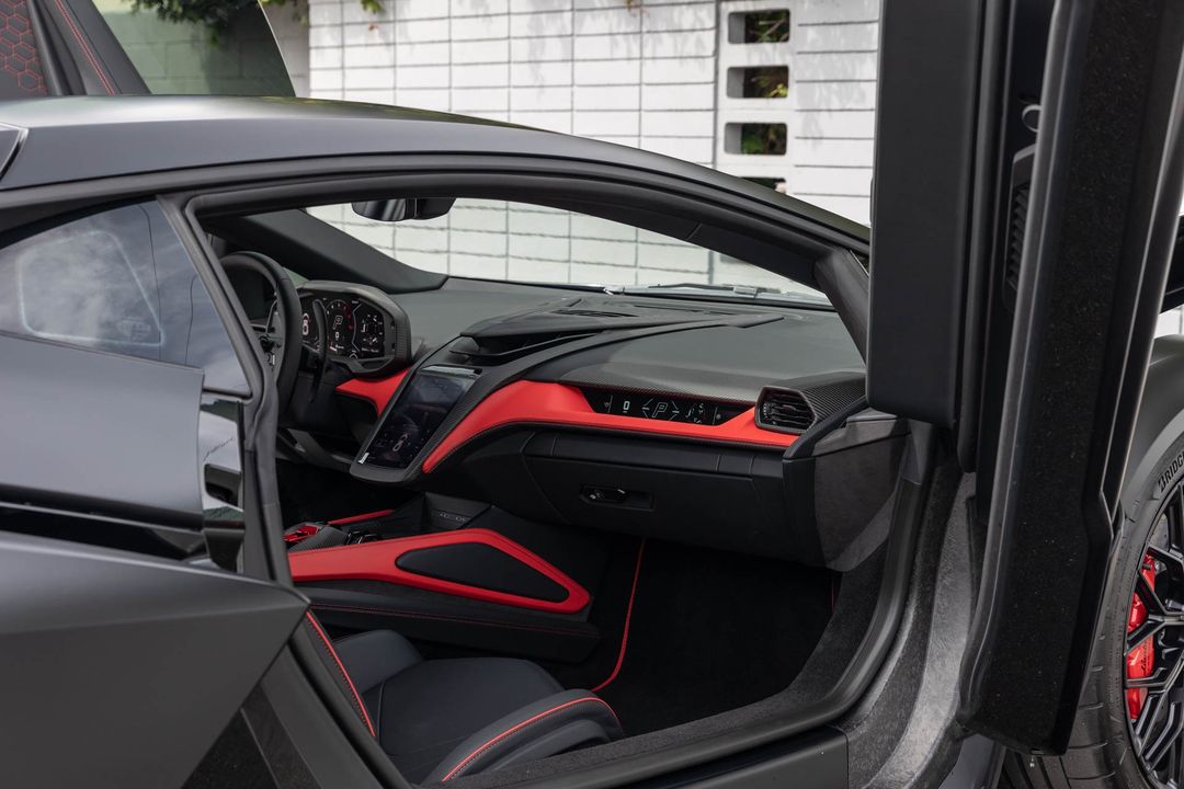 2024 Lamborghini Revuelto