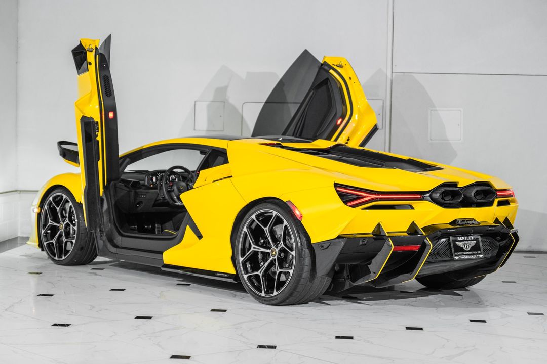 2024 Lamborghini Revuelto