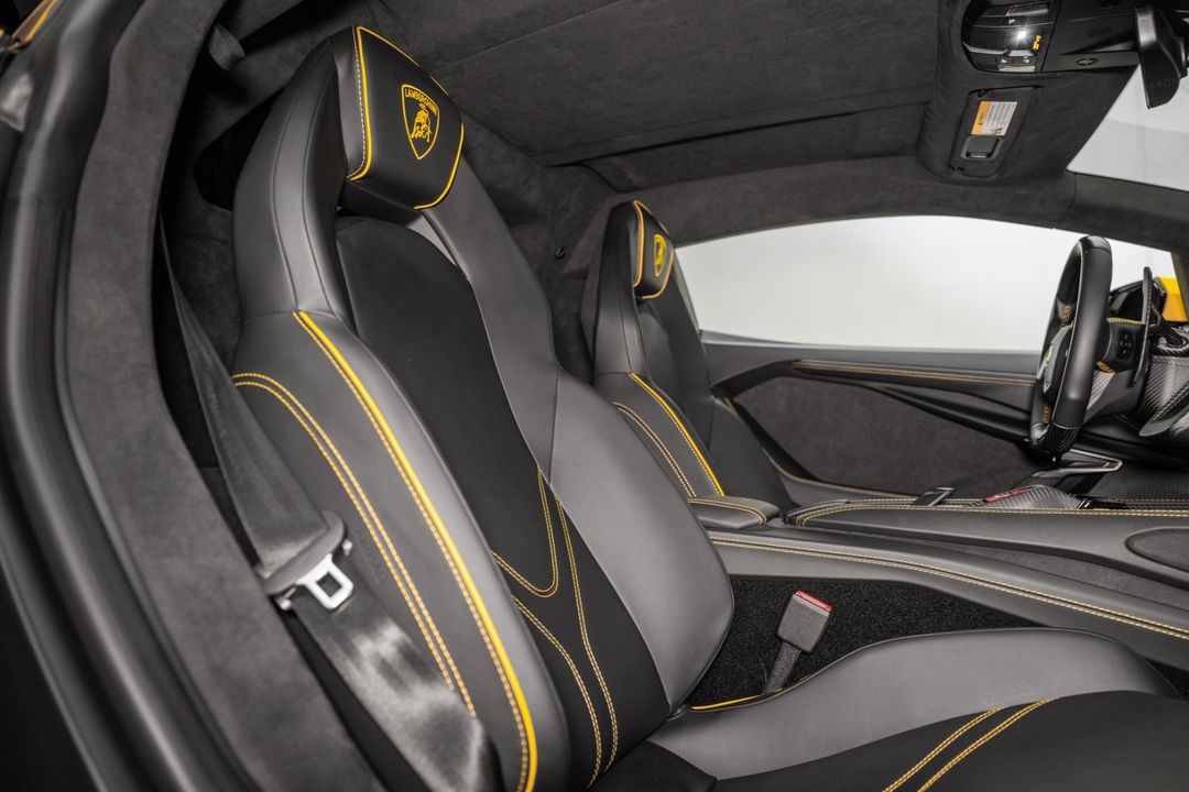 2024 Lamborghini Revuelto
