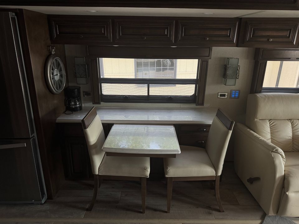 2019 Newmar Dutch Star 4018