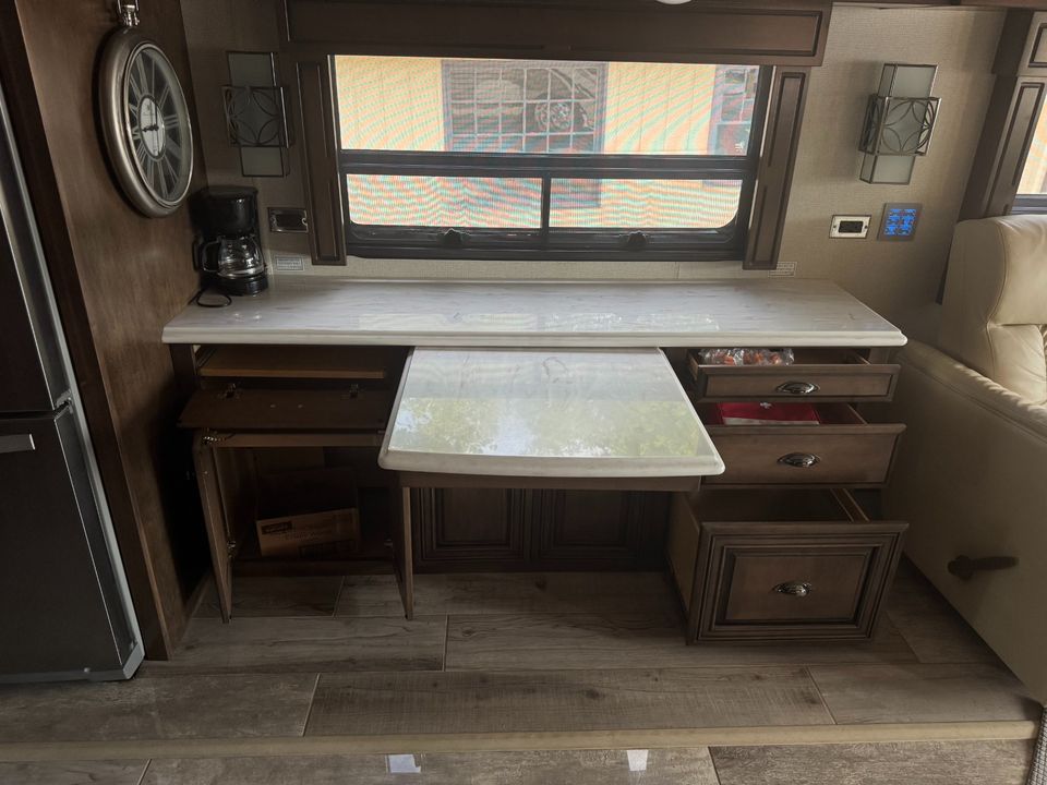 2019 Newmar Dutch Star 4018