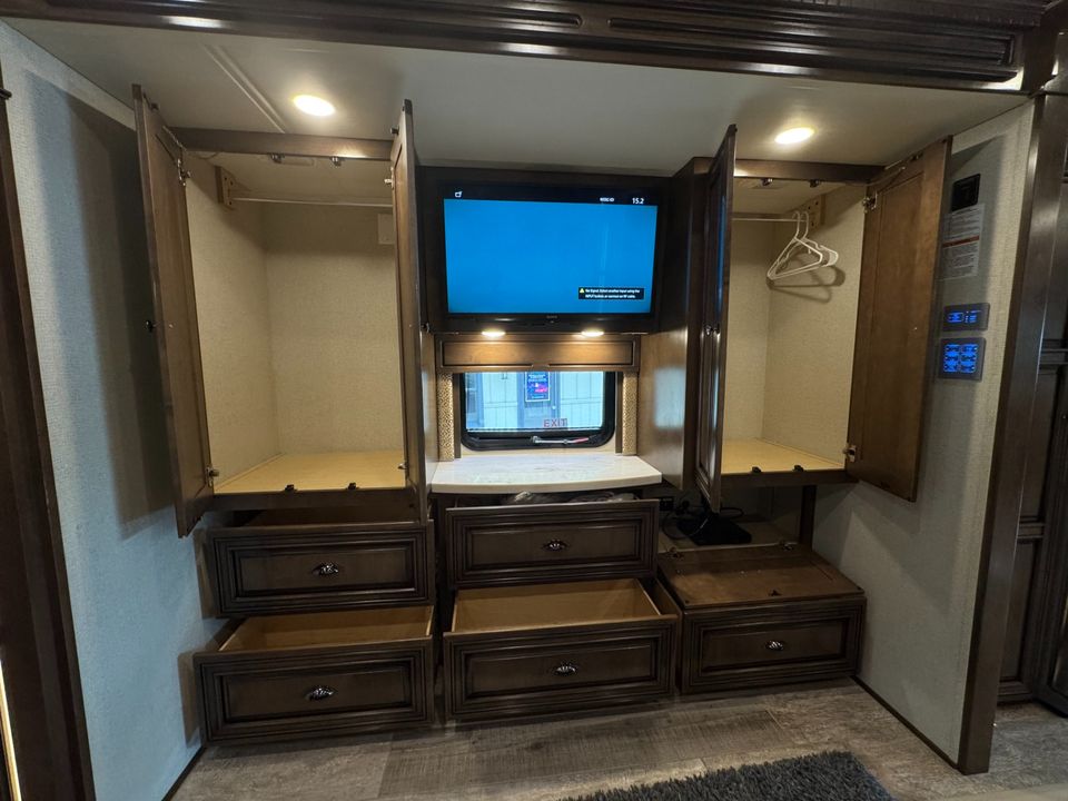2019 Newmar Dutch Star 4018