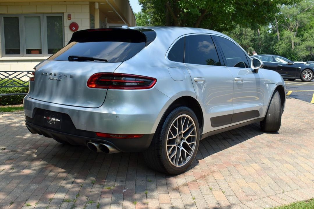 2016 Porsche Macan S w Premium Pkg, Infotainment Pkg, ParkAssist (F/R) w Reversing Camer