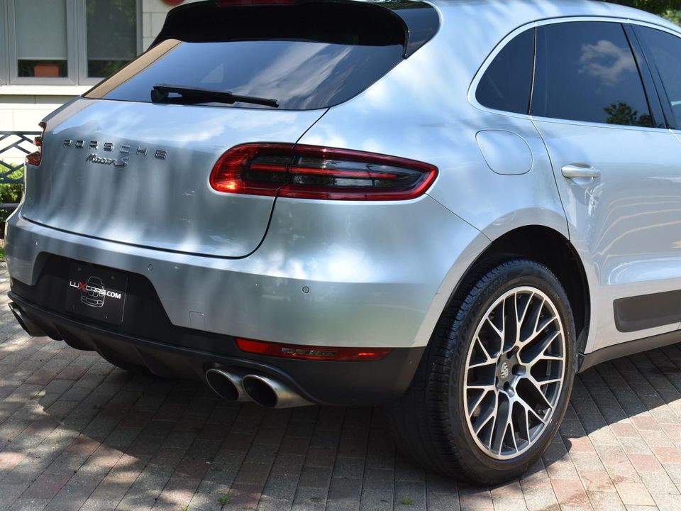 2016 Porsche Macan S w Premium Pkg, Infotainment Pkg, ParkAssist (F/R) w Reversing Camer