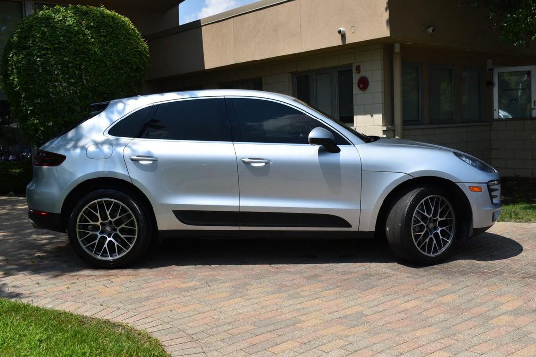2016 Porsche Macan S w Premium Pkg, Infotainment Pkg, ParkAssist (F/R) w Reversing Camer