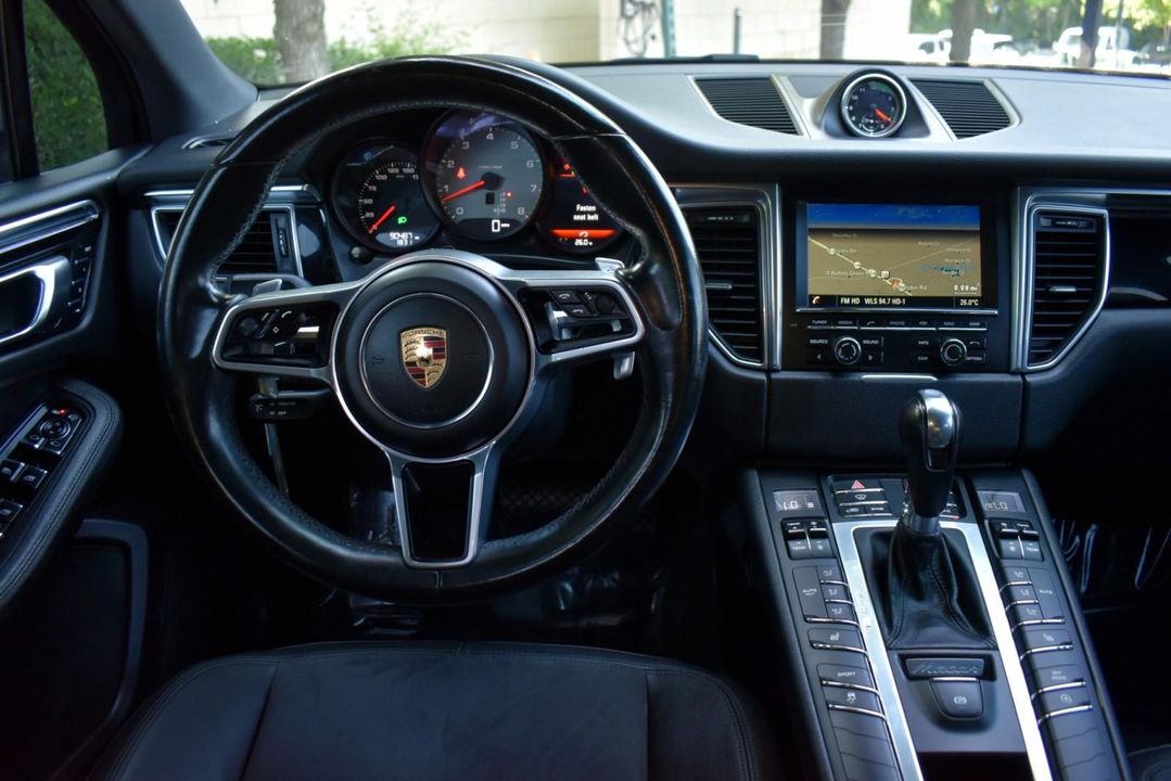 2016 Porsche Macan S w Premium Pkg, Infotainment Pkg, ParkAssist (F/R) w Reversing Camer