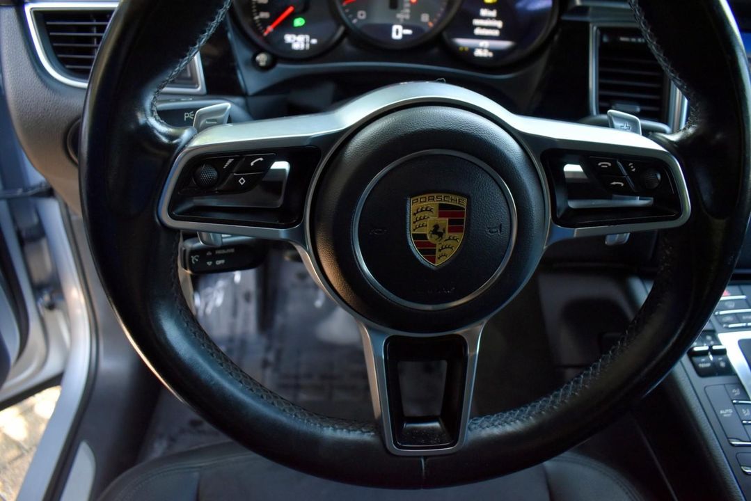 2016 Porsche Macan S w Premium Pkg, Infotainment Pkg, ParkAssist (F/R) w Reversing Camer