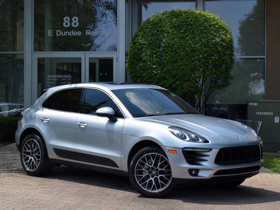 2016 Porsche Macan S w Premium Pkg, Infotainment Pkg, ParkAssist (F/R) w Reversing Camer