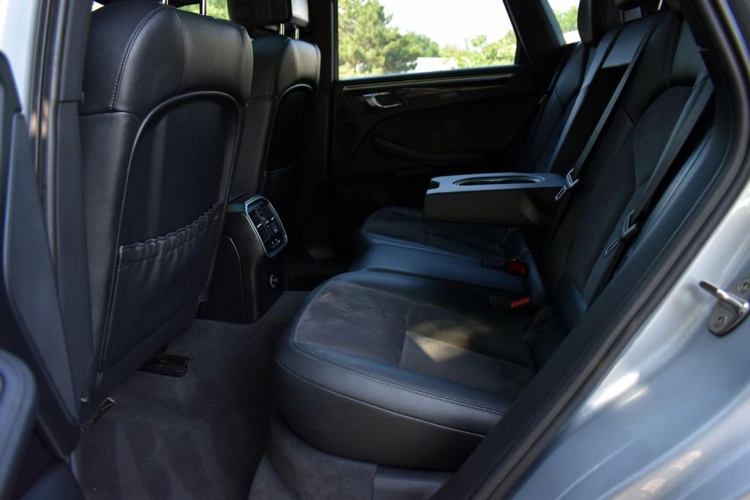 2016 Porsche Macan S w Premium Pkg, Infotainment Pkg, ParkAssist (F/R) w Reversing Camer