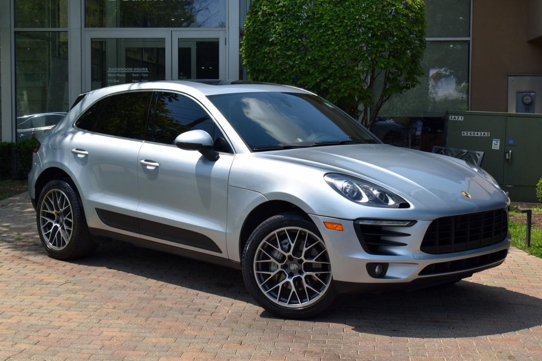 2016 Porsche Macan S w Premium Pkg, Infotainment Pkg, ParkAssist (F/R) w Reversing Camer