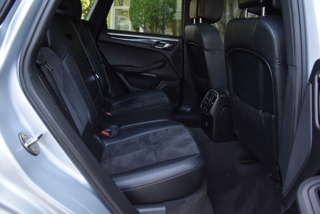 2016 Porsche Macan S w Premium Pkg, Infotainment Pkg, ParkAssist (F/R) w Reversing Camer
