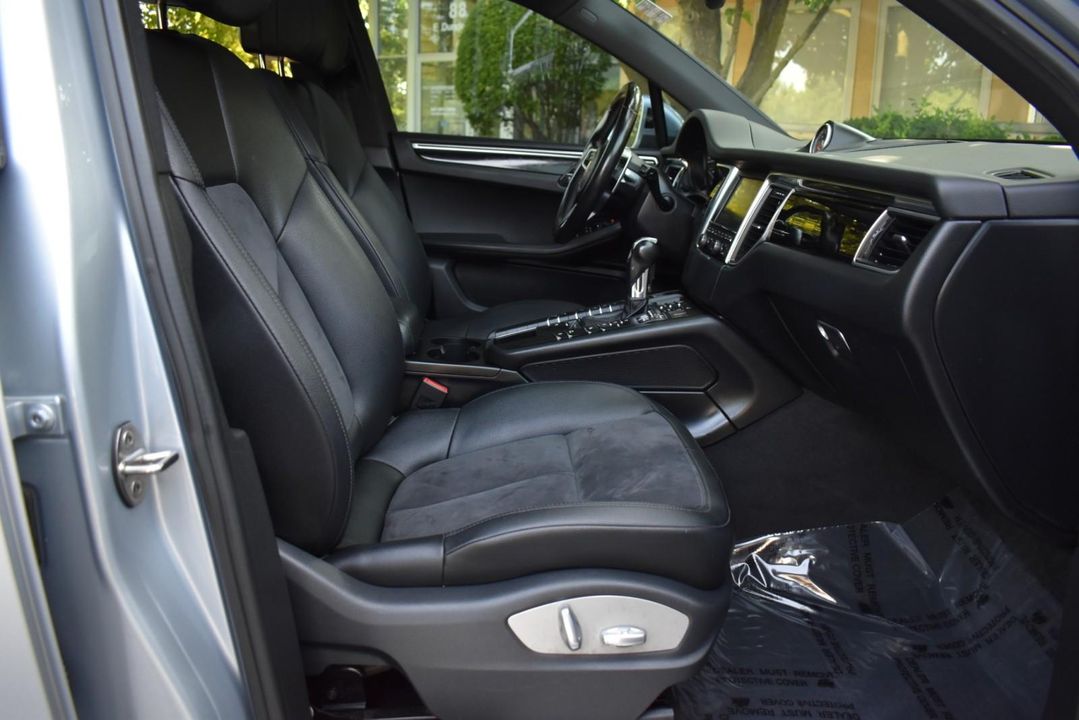 2016 Porsche Macan S w Premium Pkg, Infotainment Pkg, ParkAssist (F/R) w Reversing Camer