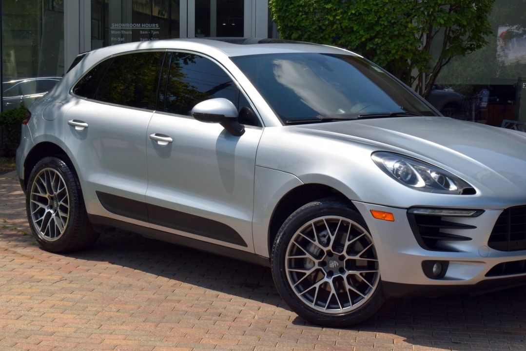 2016 Porsche Macan S w Premium Pkg, Infotainment Pkg, ParkAssist (F/R) w Reversing Camer