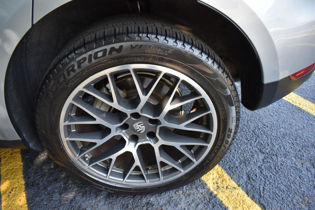 2016 Porsche Macan S w Premium Pkg, Infotainment Pkg, ParkAssist (F/R) w Reversing Camer