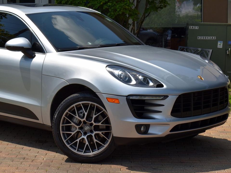 2016 Porsche Macan S w Premium Pkg, Infotainment Pkg, ParkAssist (F/R) w Reversing Camer