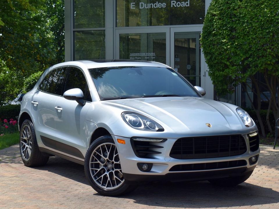 2016 Porsche Macan S w Premium Pkg, Infotainment Pkg, ParkAssist (F/R) w Reversing Camer