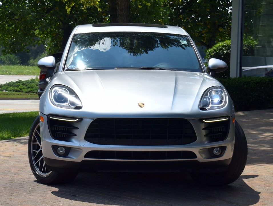 2016 Porsche Macan S w Premium Pkg, Infotainment Pkg, ParkAssist (F/R) w Reversing Camer