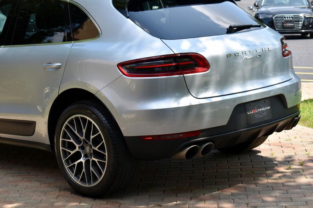 2016 Porsche Macan S w Premium Pkg, Infotainment Pkg, ParkAssist (F/R) w Reversing Camer
