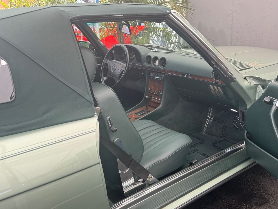 1987 Mercedes-Benz 560-Class