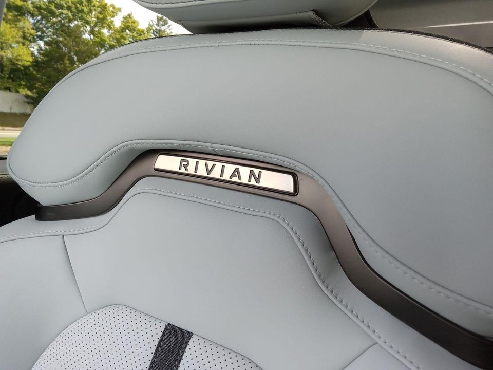2024 Rivian R1S
