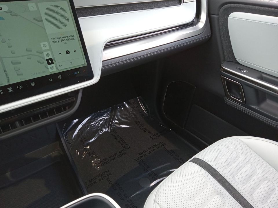 2024 Rivian R1S