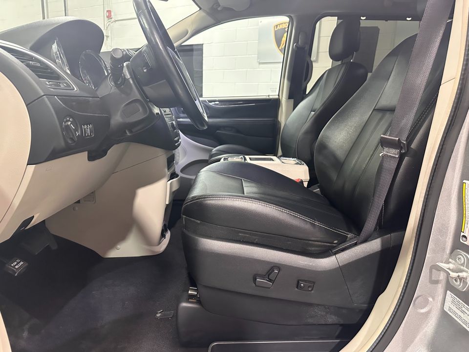 2016 Chrysler Town and Country