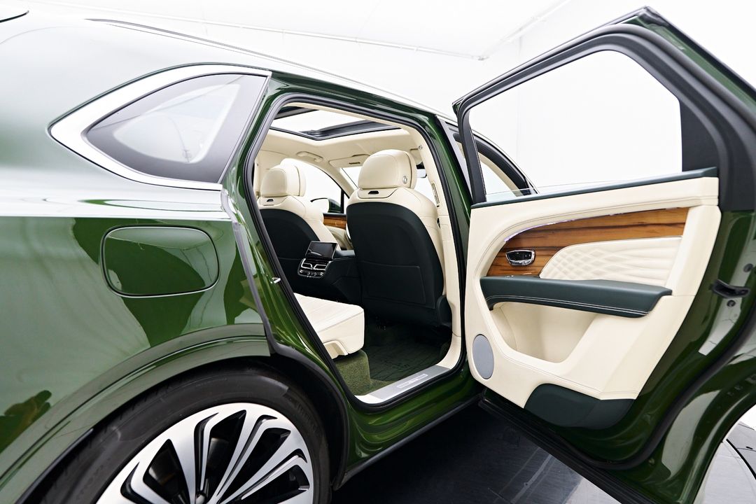 2023 Bentley Bentayga EWB
