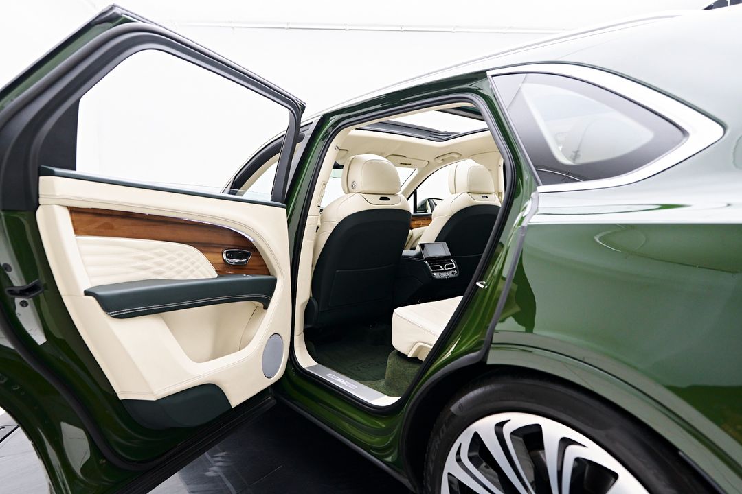 2023 Bentley Bentayga EWB