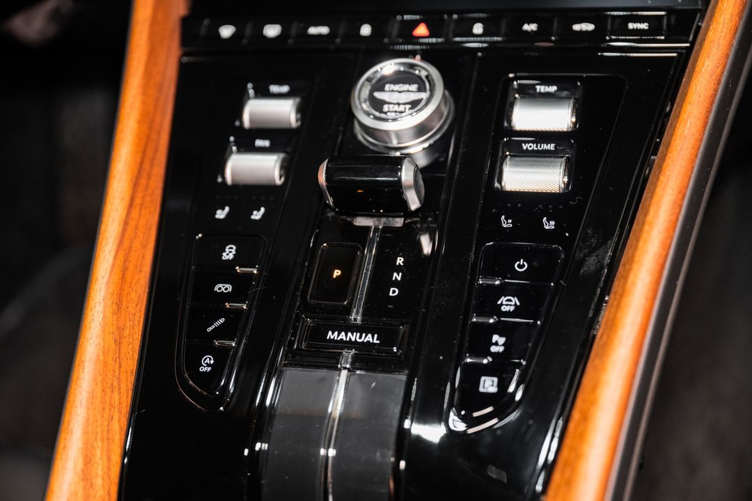 2025 Aston Martin DB12