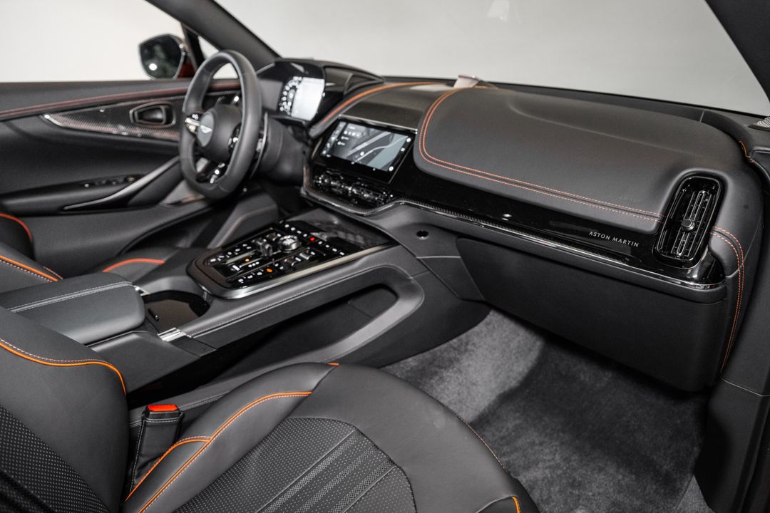 2025 Aston Martin DBX
