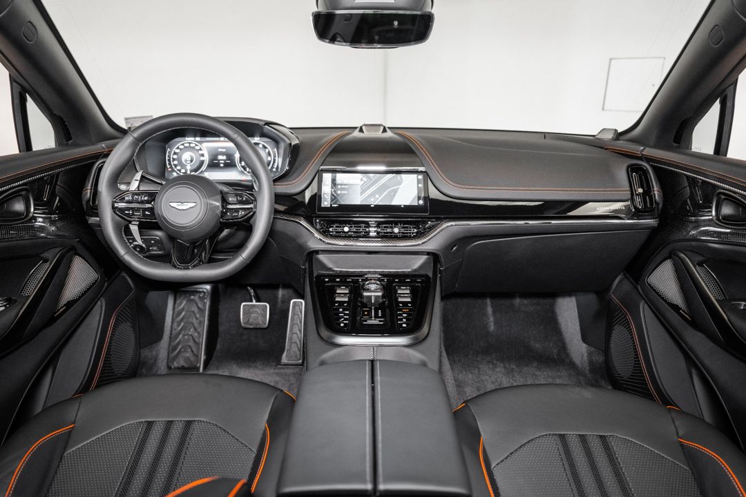2025 Aston Martin DBX
