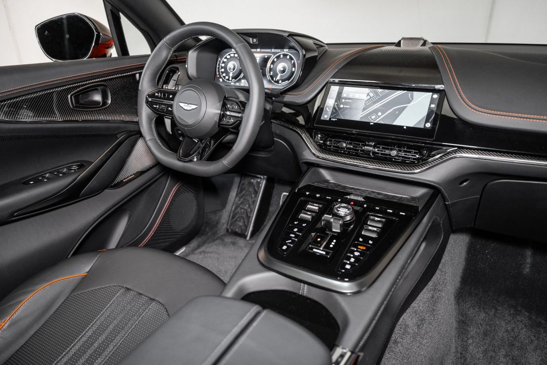 2025 Aston Martin DBX
