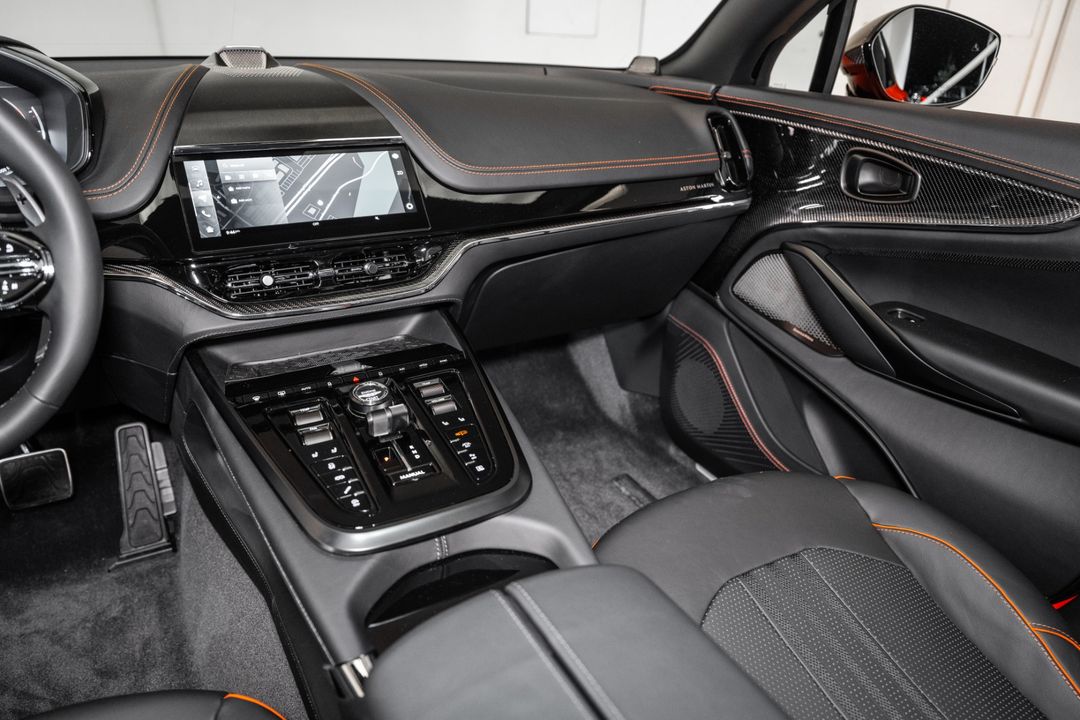2025 Aston Martin DBX