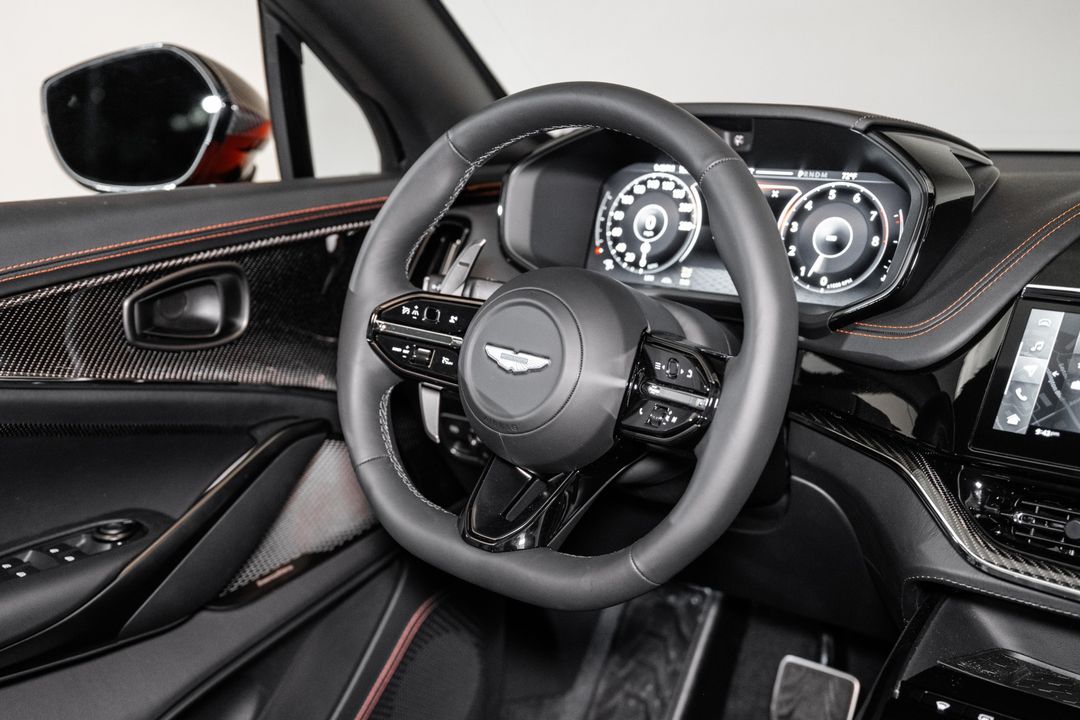 2025 Aston Martin DBX