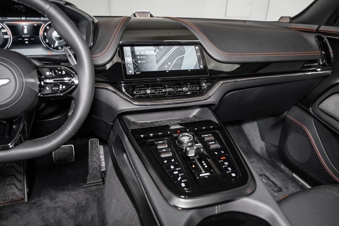 2025 Aston Martin DBX