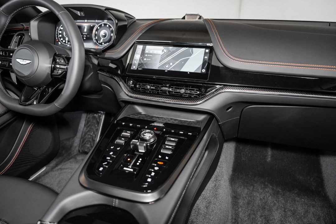 2025 Aston Martin DBX