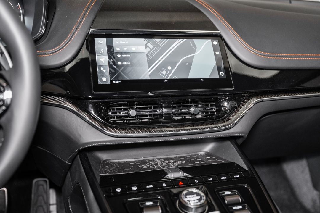 2025 Aston Martin DBX