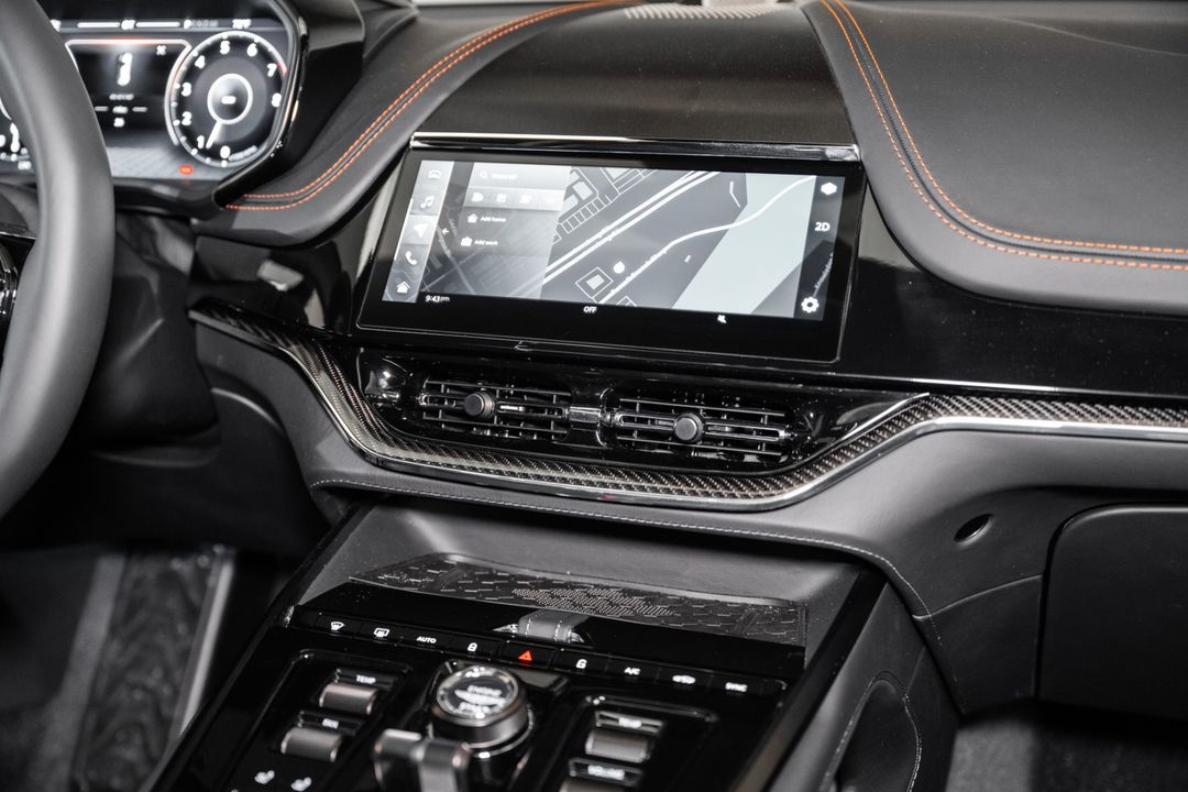 2025 Aston Martin DBX