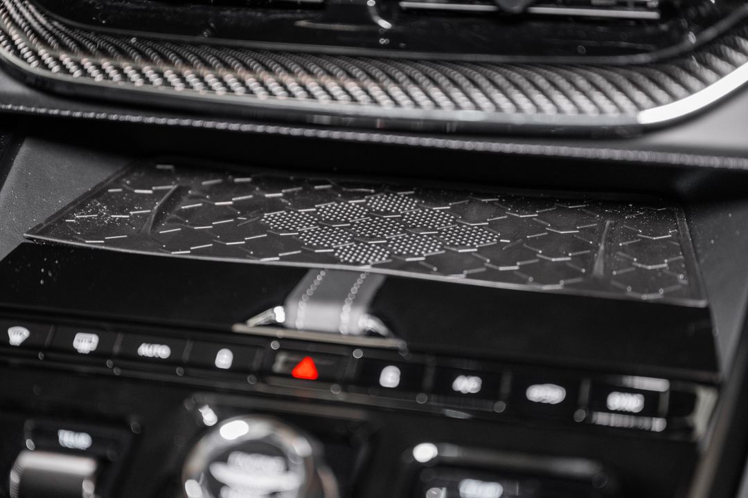 2025 Aston Martin DBX