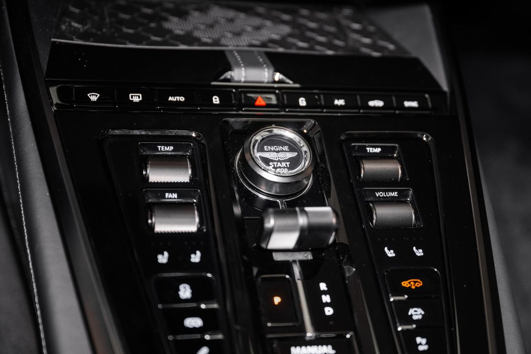 2025 Aston Martin DBX