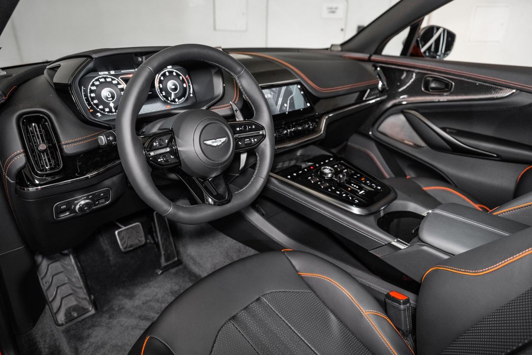 2025 Aston Martin DBX