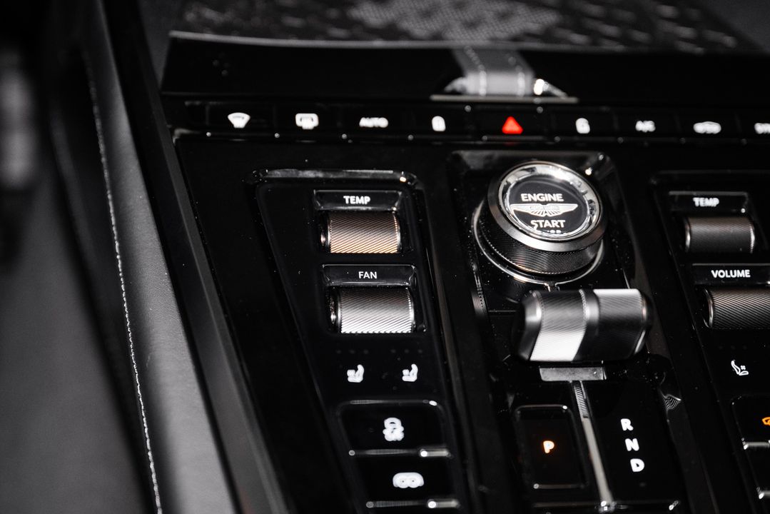 2025 Aston Martin DBX
