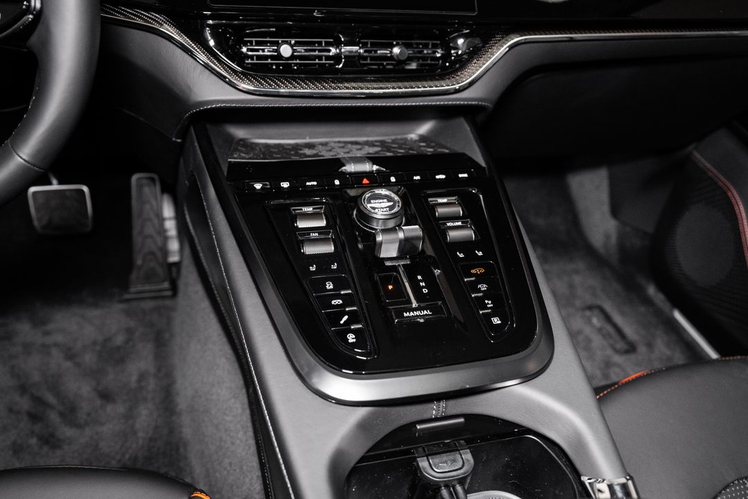 2025 Aston Martin DBX