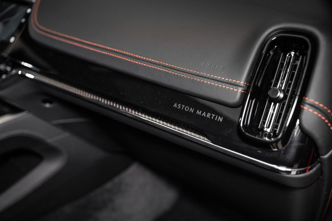 2025 Aston Martin DBX