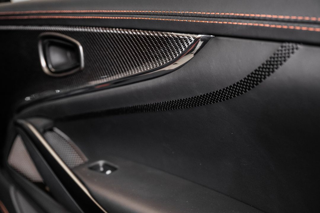 2025 Aston Martin DBX